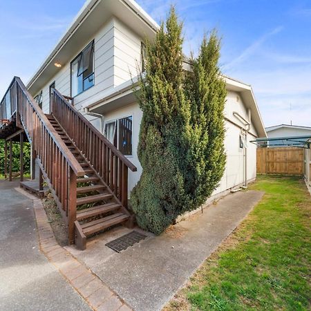 Rainbow Lake House - Lake Taupo Holiday Home מראה חיצוני תמונה