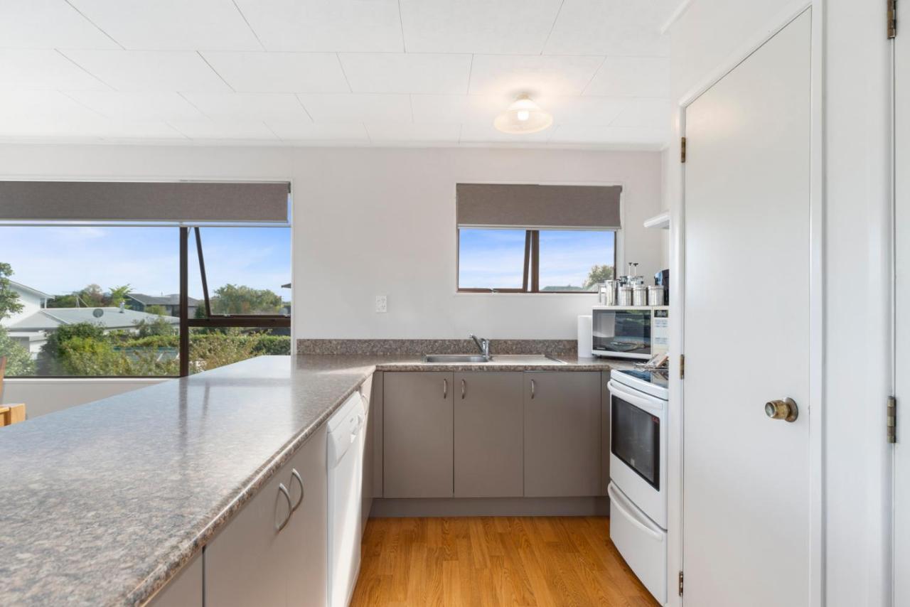 Rainbow Lake House - Lake Taupo Holiday Home מראה חיצוני תמונה