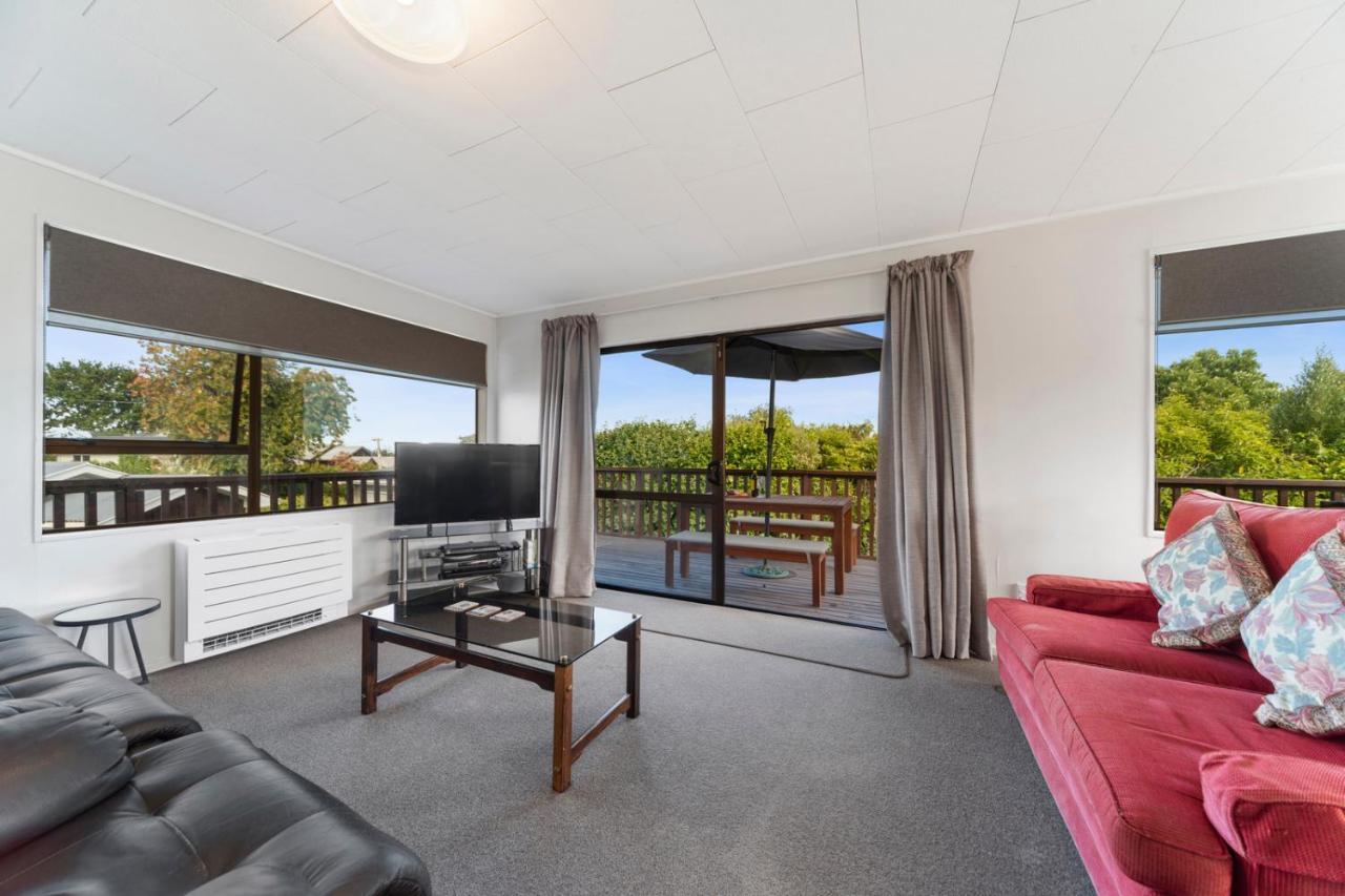 Rainbow Lake House - Lake Taupo Holiday Home מראה חיצוני תמונה