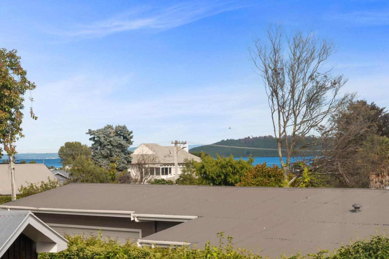 Rainbow Lake House - Lake Taupo Holiday Home מראה חיצוני תמונה