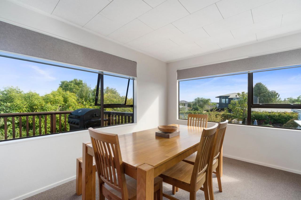 Rainbow Lake House - Lake Taupo Holiday Home מראה חיצוני תמונה