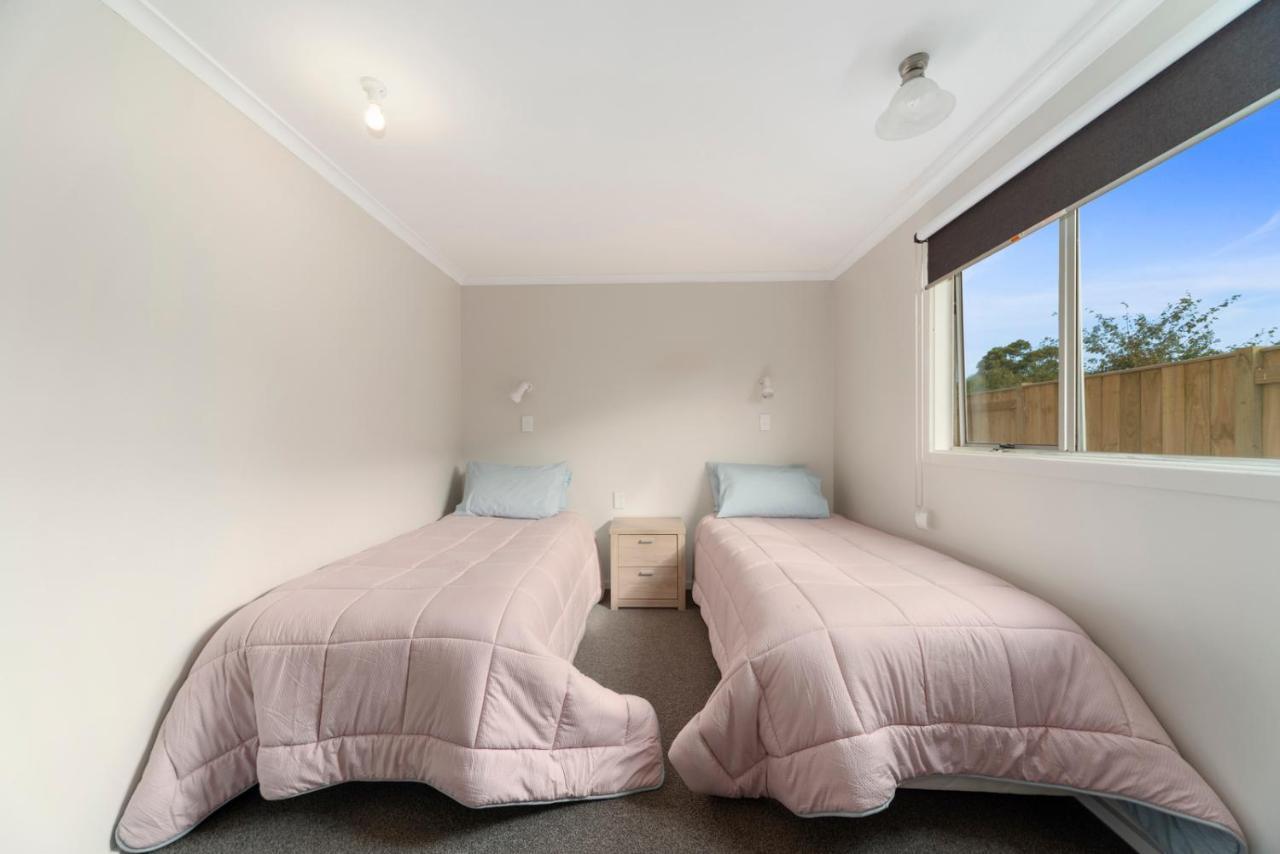Rainbow Lake House - Lake Taupo Holiday Home מראה חיצוני תמונה