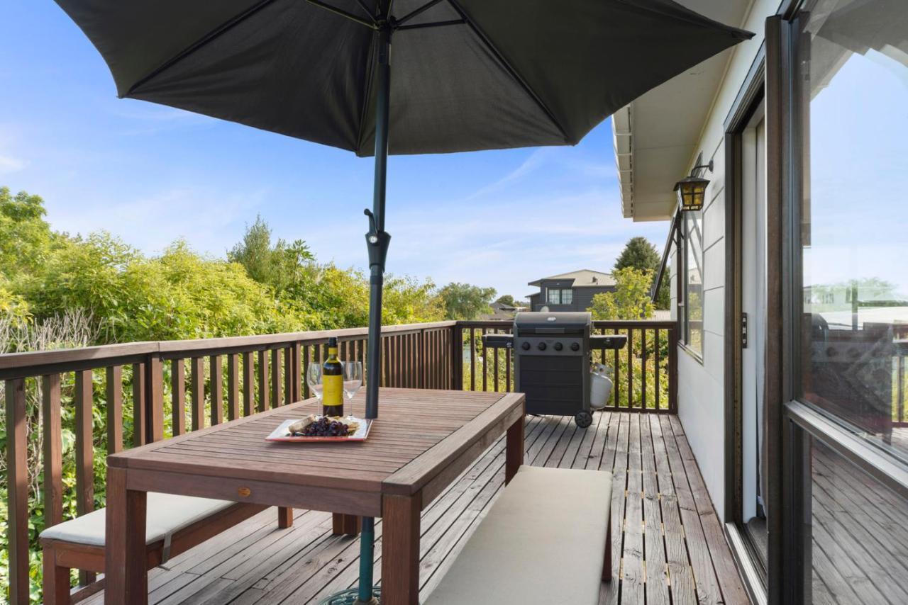 Rainbow Lake House - Lake Taupo Holiday Home מראה חיצוני תמונה