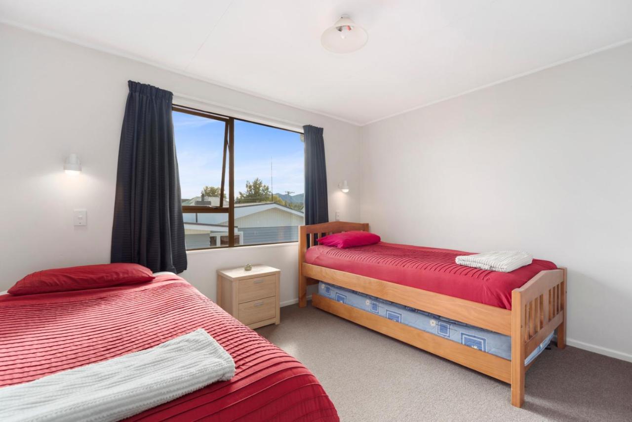 Rainbow Lake House - Lake Taupo Holiday Home מראה חיצוני תמונה
