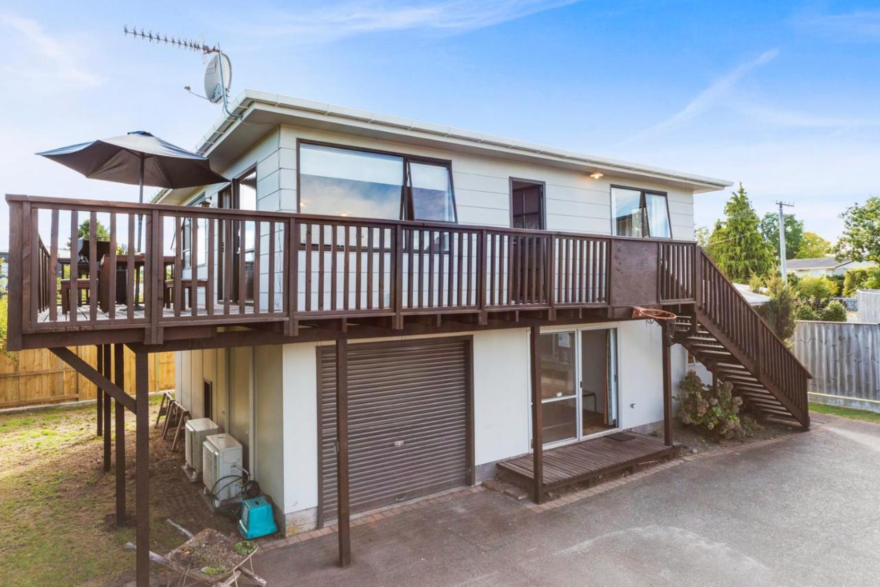 Rainbow Lake House - Lake Taupo Holiday Home מראה חיצוני תמונה